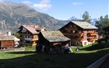 Savojské Alpy s kartou - Švýcarsko - městečko Grachen dýchá švýcarskou úpravností