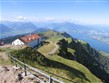 Švýcarsko - ozubnicová železnice z Vitznau na Rigi zdolá na 5 km převýšení 1115 metrů a nabídne nahoře skvělý výhled