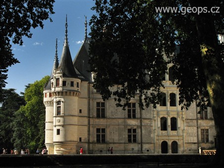 Francie, Loira, Azay-le-Rideau, postaven pokladníkem krále Františka I. Gillesem Berthelotem