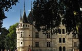 Zámky a zahrady na Loiře a Paříž letecky - Francie, Loira, Azay-le-Rideau, postaven pokladníkem krále Františka I. Gillesem Berthelotem