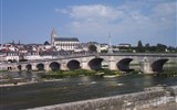 Zámky a zahrady na Loiře a Paříž 2019 - Francie -  Loira - Blois, městečko s renesančním zámkem v centru, vpředu most z 18.století (Foto: Janata)