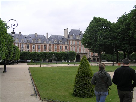 Francie, Paříž, Place de Vosges, vybudoval jej 1609 Jindřich IV., původně Place Royale