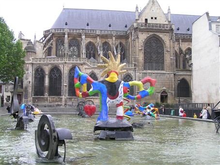 Francie - Paříž, kostel St. Mary a Stravinského kašna, 1983, J.Tinguely a N.de Saint Phalle, má vyjadřovat Stravinského hudbu