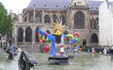 Paříž a nejkrásnější zámky v Île de France - Francie - Paříž, kostel St. Mary a Stravinského kašna, 1983, J.Tinguely a N.de Saint Phalle, má vyjadřovat Stravinského hudbu