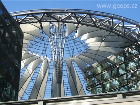 Německo - Berlín - moderní Sony Centrum, architek Helmuth Jahn