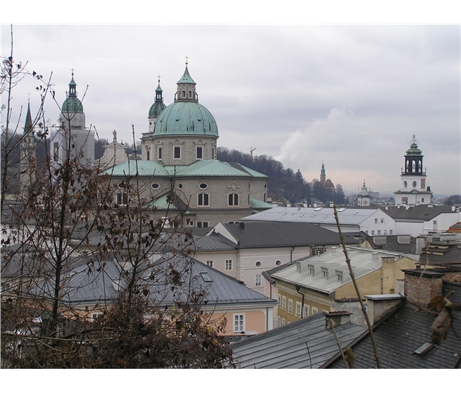 Víkend v Salcburku s koupáním - Rakousko - ojínělé střechy kostelů historického centra Salzburg