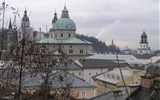 Schladming, největší krampuslauf světa - Rakousko - ojínělé střechy kostelů historického centra Salzburg