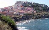 Sardinie, rajský ostrov nurágů v tyrkysovém moři chata letecky - Itálie, Sardinie, Castelsardo