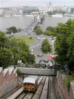 Maďarsko,- Budapešť -  Szechenyho most přes Dunaj a lanová dráha na Hradní vrch