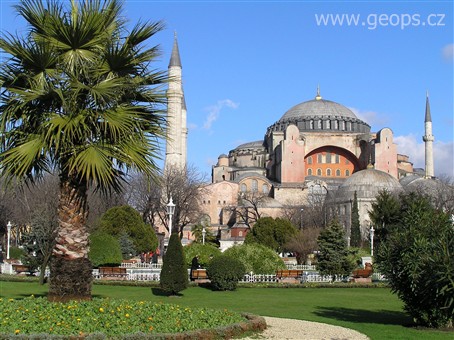 Turecko - Istanbul - Hagia Sofia,  postavená arch. Isidorem z Milétu a Anthemiem z Trallu, od roku 1493 mešita