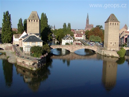 Francie, Alsasko, Štrasburk, most Ponts Couverts ze 17.stol se 45 obrannými věžemi