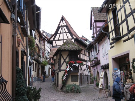 Francie - Alsasko -  Eguisheim, dům  s vánočními kometami, nejmenší dům ve městě