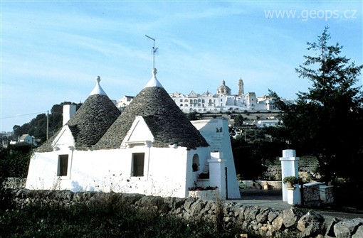 Itálie, Apulie, Locorotondo, kamenná obydlí trulli, typická pro zdejší kraj