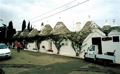 Itálie - Apulie - Alberobello, ulička plná kamenných domků trulli