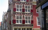 Jarní Benelux - Holandsko - Amsterdam, staré město s úzkými domy a vysokými štíty