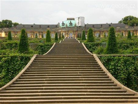 Národní parky a zahrady - Německo - Postupim - Sanssouci, široké schodiště od zámku do zahrad, 1745-47, pro pruského krále Fridricha II.