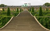 Berlín, město umění, historie i budoucnosti a Postupim 2019 - Německo - Postupim - Sanssouci, široké schodiště od zámku do zahrad, 1745-47, pro pruského krále Fridricha II.