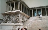 Berlín, velká muzejní a galerijní noc - Německo - Berlín - Pergamonské muzeum ukrývá unikátní poklady nejstarších kultur, Pergamonský oltář, 2.stol. př.n.l.