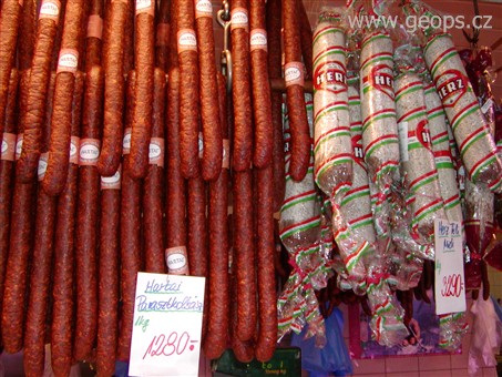 Adventní zájezdy - Maďarsko - Budapešť - na tržnici si můžete vybrat z vynikajících maďarských klobás