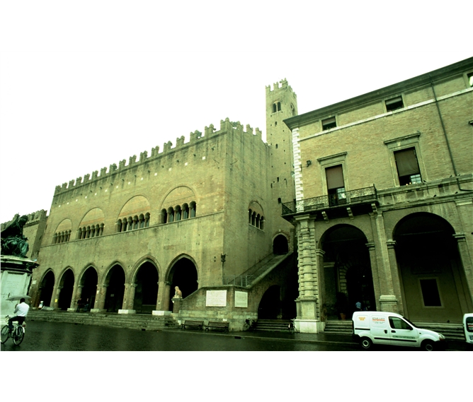 Památky kraje Marche, moře a slavnost sv. Mikuláše - Itálie - Emilia Romagna - Rimini,vlevo Palazzo del Podestà, 1334, gotika, město založeno na území osídleném Kelty 268 př.n.l. jako Ariminum
