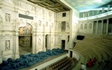Krajem Lago di Garda a opera ve Veroně - Itálie, Benátsko, Vicenza, Teatro Olimpico