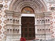 Itálie, Abruzzo, L´Aquilla, portál katedrály