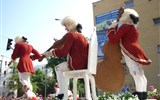 Maďarské slavnosti během roku - přehled - Maďarsko - Debrecen - slavnost květin s průvodem alegorických vozů