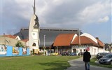 Termální wellness víkend v Egeru a Dunajský festival v Budapešti - Maďarsko - Eger - moderní kostel Makowacze vzniklý rekonstrukcí starého, rozbombardovaného ve 2.světové válce