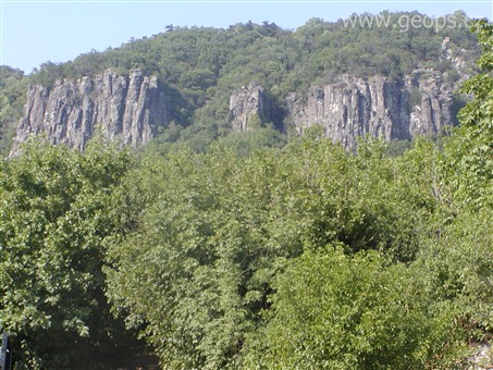 Maďarsko - Badacsony - krajina čedičového masivu s mohutnými čedičovými sloupy