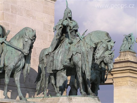 Maďarsko - Budapešť - Památník tisíciletí, sochy bájných kmenových knížat na náměstí Hrdinů (kníže Arpád)