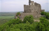 Hollókő - Maďarsko - Holoko, hrad Havraní skála nad vesnicí, postaven na obranu před Turky