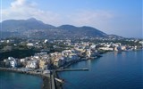 Ischia, ostrov termálů s možností letecké dopravy - Itálie - Ischia - Ischia Porto od moře