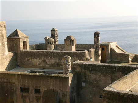 Itálie - Ischia - strohá architektura nad azurovým mořem
