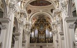 Advent v korunách stromů a Bavorský les - Německo, Bavorsko, Pasov, interiér chrámu