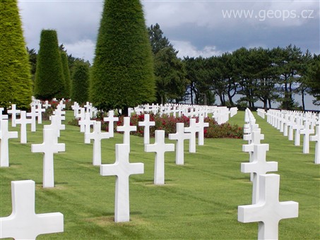 Francie - Normandie - Muzeum vylodění, řady křížů a řady lidských životů