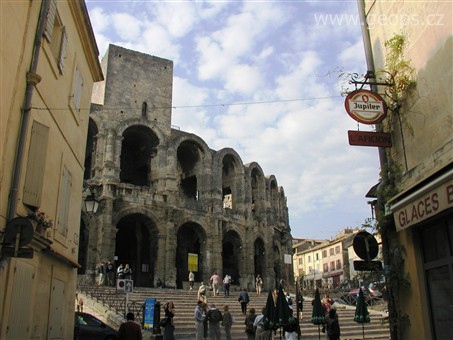 Francie - Provence - Arles, aréna z 1.stol př.n.l., původně 3patrová.