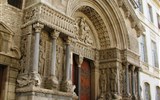 Provence s vůní levandule a koupáním letecky - Francie, Provence, Arles, portál St. Trophime