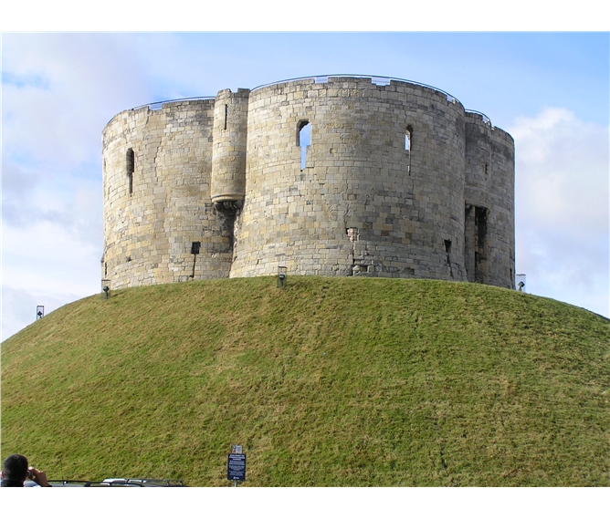 Starobylá Anglie, Jezerní oblast a severní Wales - Velká Británie - Anglie - York, Clifford Tower, postavena Normany 1068, přestav. v 13.stol