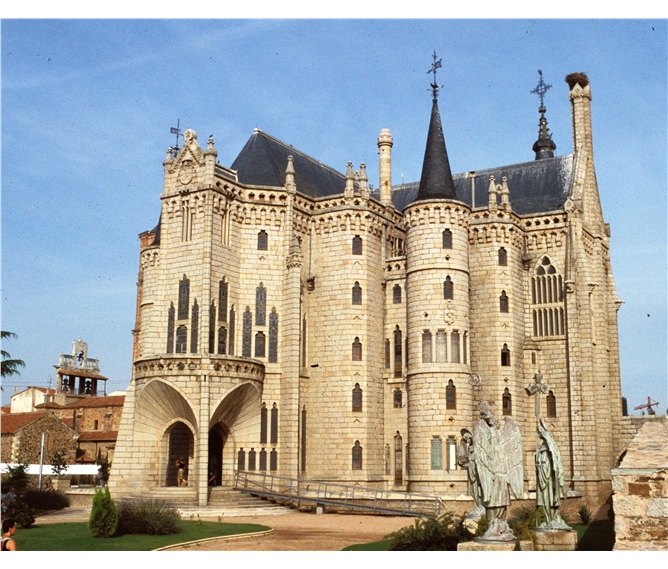 Svatojakubská pouť do Santiaga - Španělsko, Svatojakubská cesta, Astorga, biskupský palác od Antoni Gaudího, UNESCO