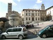 Itálie - Toskánsko - Arezzo, Piazza Grande, zleva - románská S. Maria della Pieve , Tribunal Palace a Fraternita dei laici (14.-15.stol.)