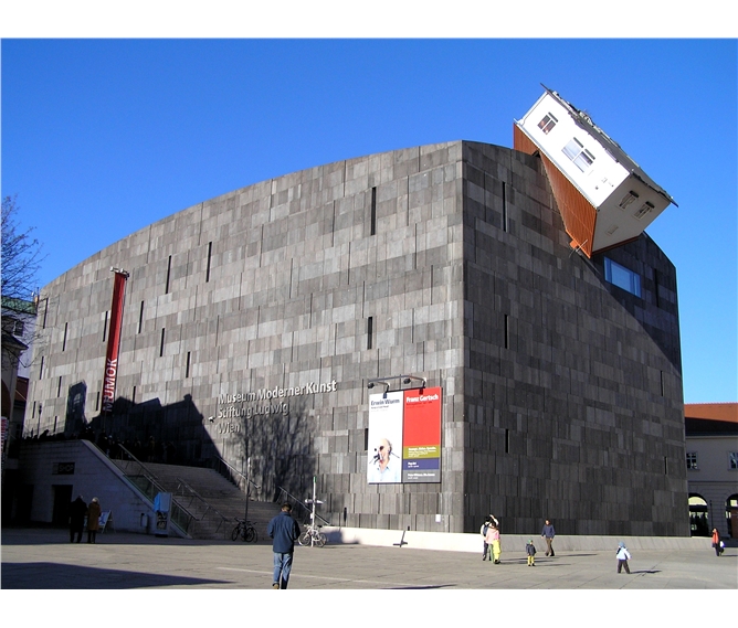 Vídeň a památky v okolí - Rakousko - Vídeň - Muzeum moderního umění je také součástí Museumsquartier, oblasti s 60.000 m2 plochy muzei