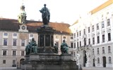 Umělecká Vídeň, advent a výstavy Monet a Brueghel 2018 - Rakousko - Vídeň - Hofburg, socha Františka I. od Pompeo Marchesiho na Josefském náměstí