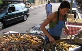 gastronomie Périgordu - Francie - Périgord - Sarlat la Caneda, sobotní trh a něco na zub