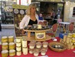Do přírody pod stan - Francie, Périgord, Sarlat, trh a na něm paštiky z husích jater, specialita kraje