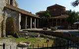 Benátky, ostrovy, slavnost moře a Bienále - Itálie - Benátsko - Torcello, základy baptisteria ze 7.století před katedrálou
