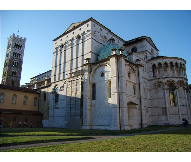 Nejkrásnější toskánské zahrady - Itálie, Toskánsko, Lucca, jeden z románských kostelů
