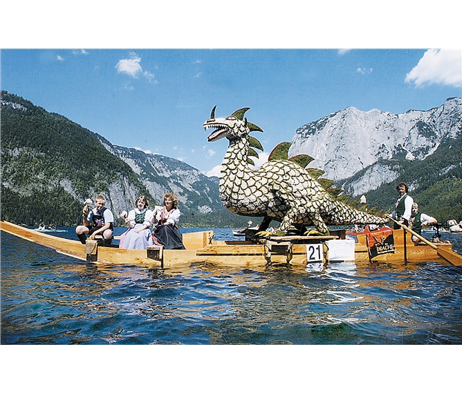 Narcisový festival a zahrady v Linci - Rakousko - jezero Altausee - výtvory z tisíců květů divokých narcisů na lodích na jezeře