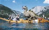 Narcisový festival v Solné komoře 2019 - Rakousko - jezero Altausee - výtvory z tisíců květů divokých narcisů na lodích na jezeře