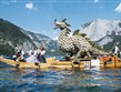 Rakousko - jezero Altausee - výtvory z tisíců květů divokých narcisů na lodích na jezeře