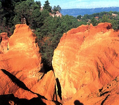 Francie - Provence - Roussillon, bauxitové skály, naleziště malířských hlinek